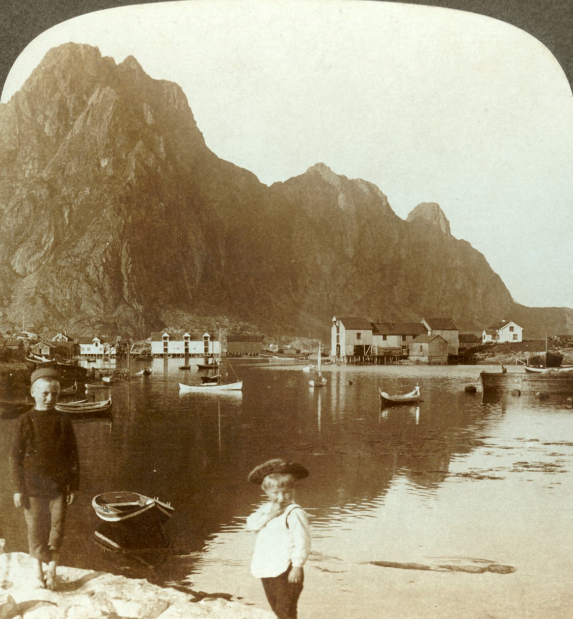 Pittoreske Svolvær, en fiskestasjon langt nord, Lofoten, Nord-Norge, c1905. av Unbekannt