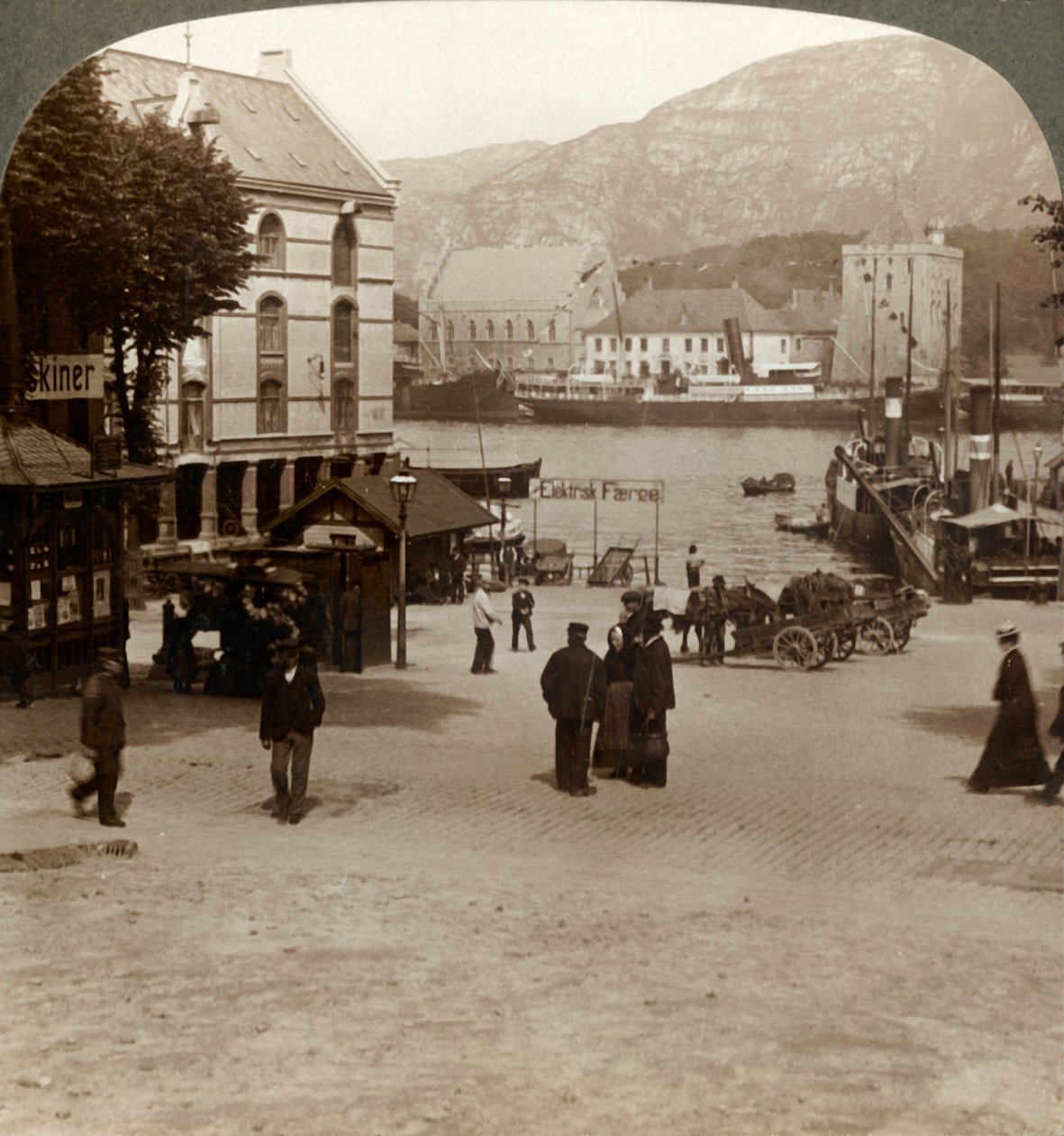 Pittoresk gammel festning Bergenhus, fra et torg i moderne by, Bergen, Norge, 1905. av Unbekannt