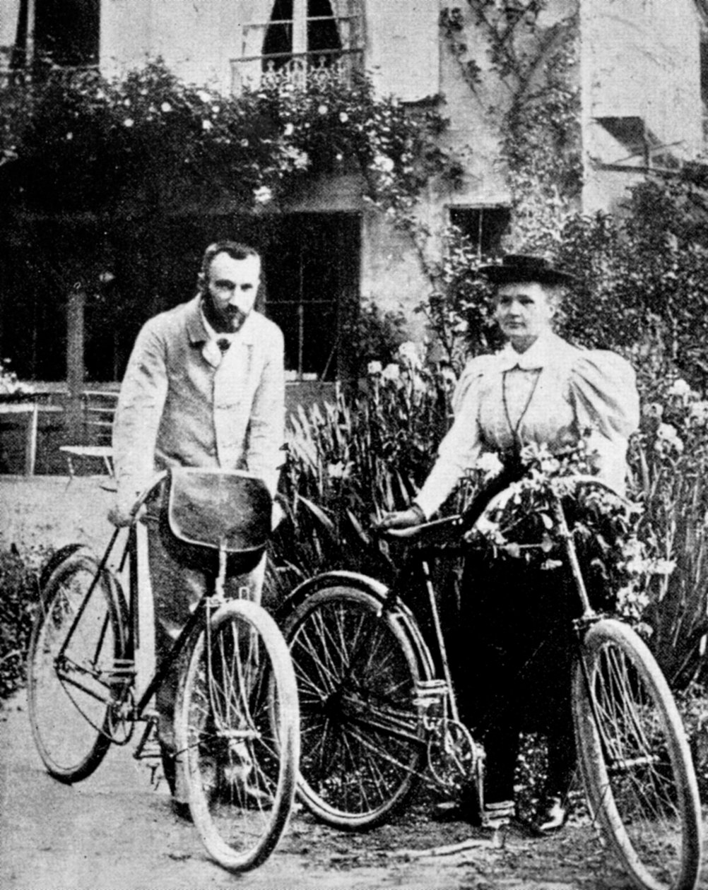 Pierre og Marie Curie, franske fysikere, forbereder seg på å sykle av Unbekannt