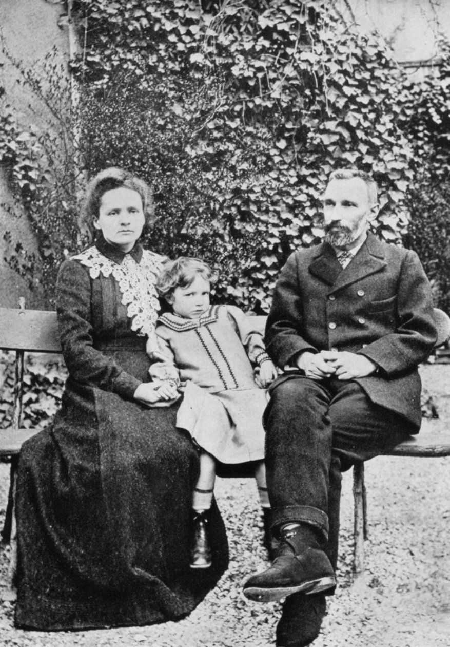 Pierre og Marie Curie, franske forskere, med datteren Irene, 1904 av Unbekannt
