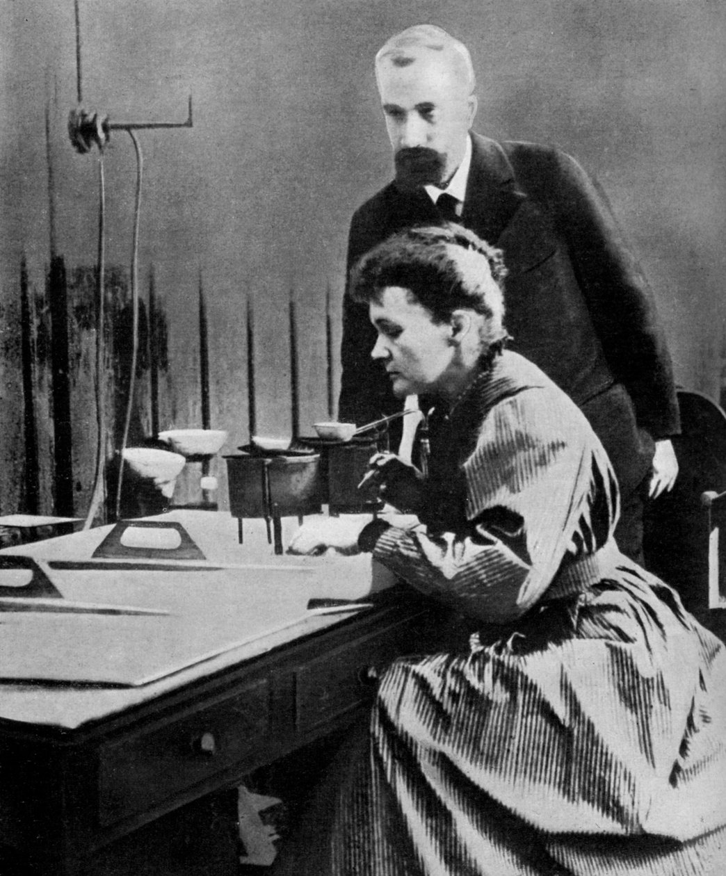 Pierre og Marie Curie i laboratoriet deres, 1898 1951 av Unbekannt