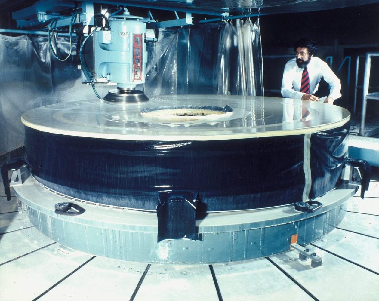 Polering av speilet til Hubble-teleskopet, 1980-tallet av Unbekannt