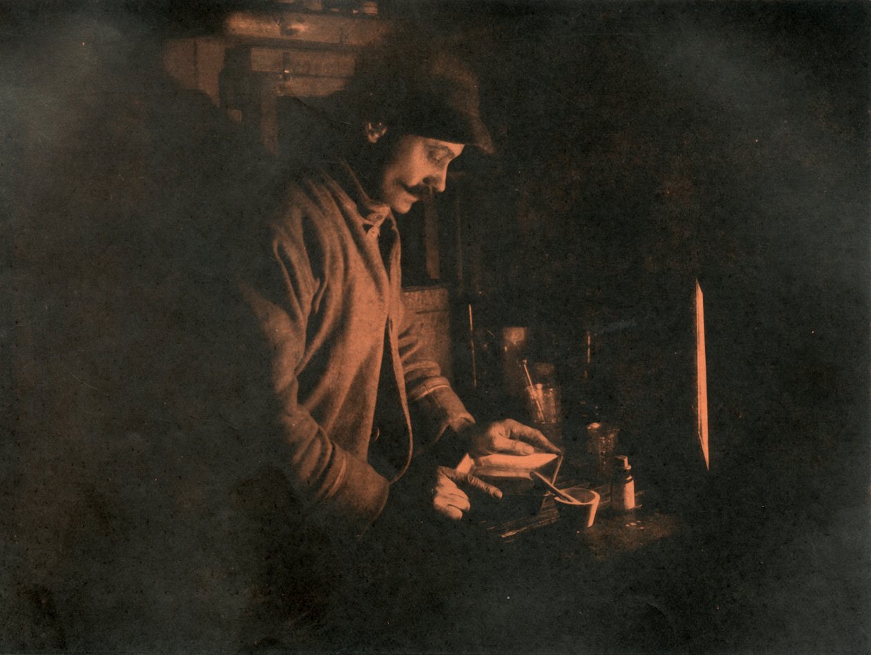 Ponting Developing a Plate in the Dark Room, c19101913, 1913. av Unbekannt