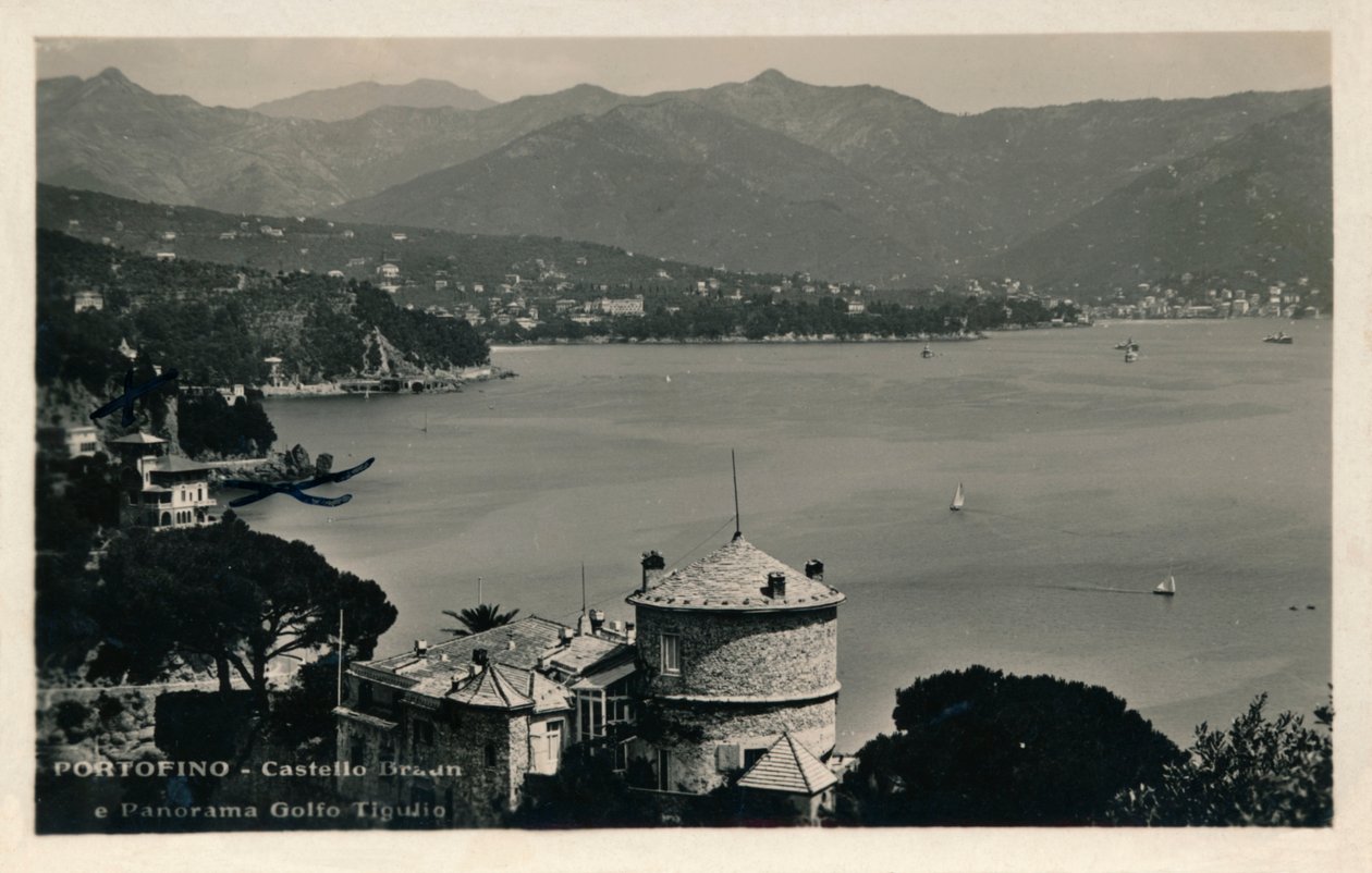 Portofino - Castello Brown og Panorama av Tigullio-bukten, c1900. av Unbekannt