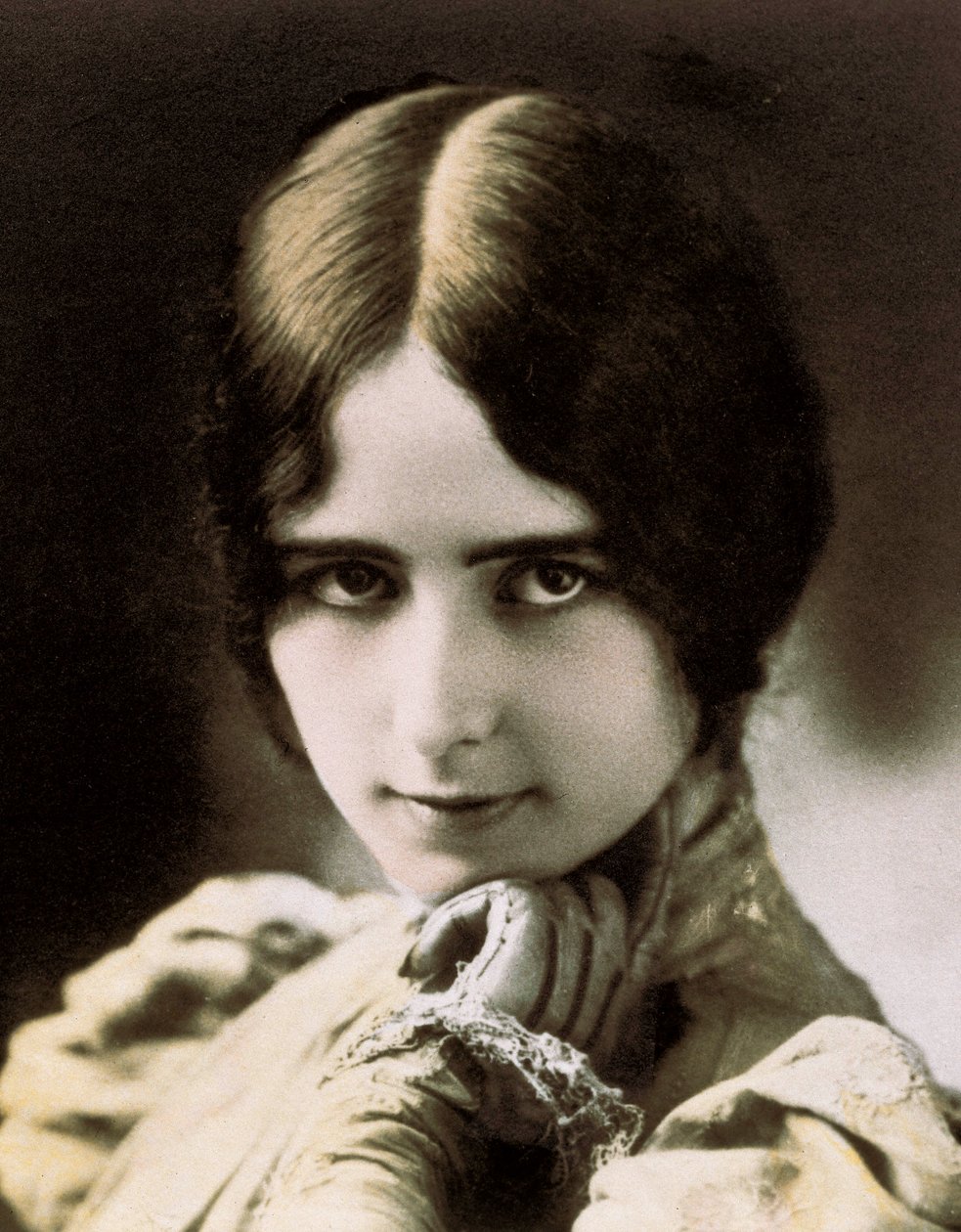 Portrett av Cleo de Merode. Fotografi, ca. 1900. av Unbekannt