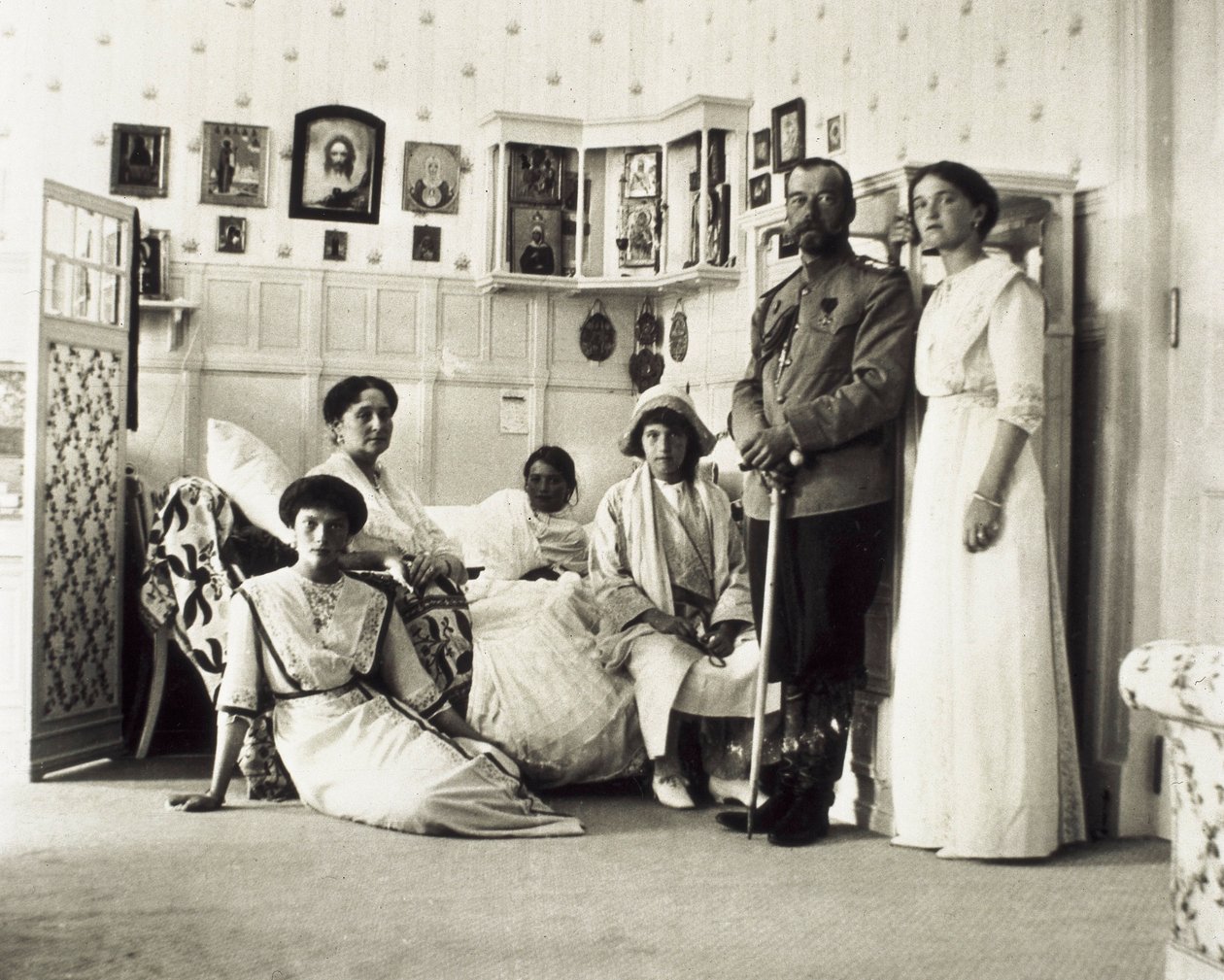 Portrett av tsar Nicholas II (1868-1918) med sin familie, fra venstre til høyre Tatiana, Alexandra (hans kone), Anastasia, Maria og Olga, ca. 1910 (s/hvitt-bilde) av Unbekannt