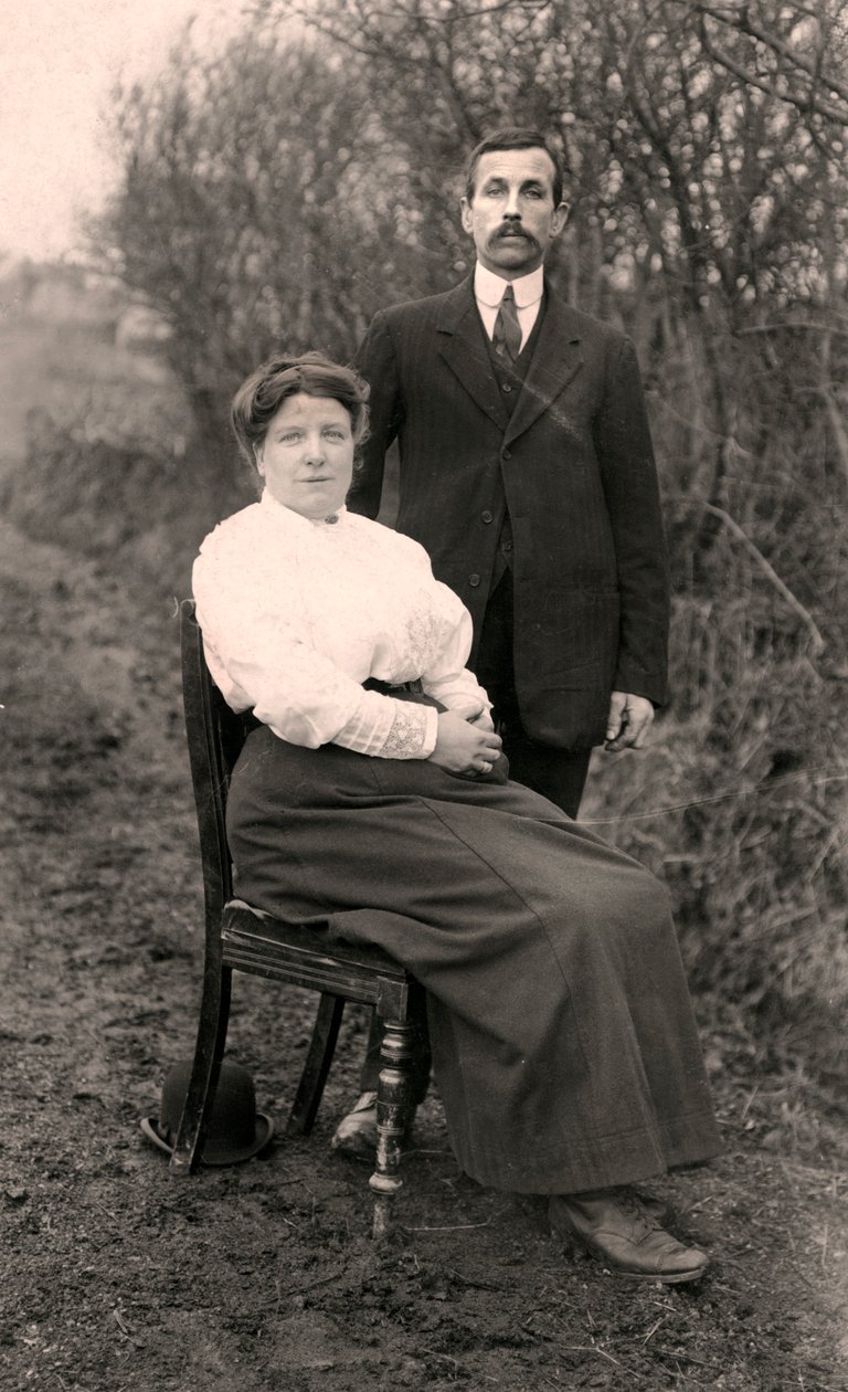 Portrett av et par utendørs, tidlig på 1900-tallet av Unbekannt