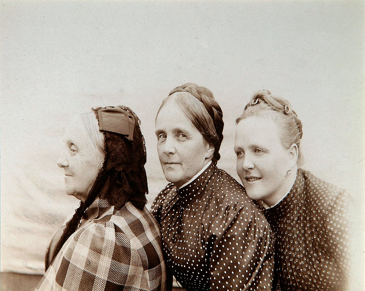 Portrett av tre kvinner, Russland, 1890-tallet av Unbekannt