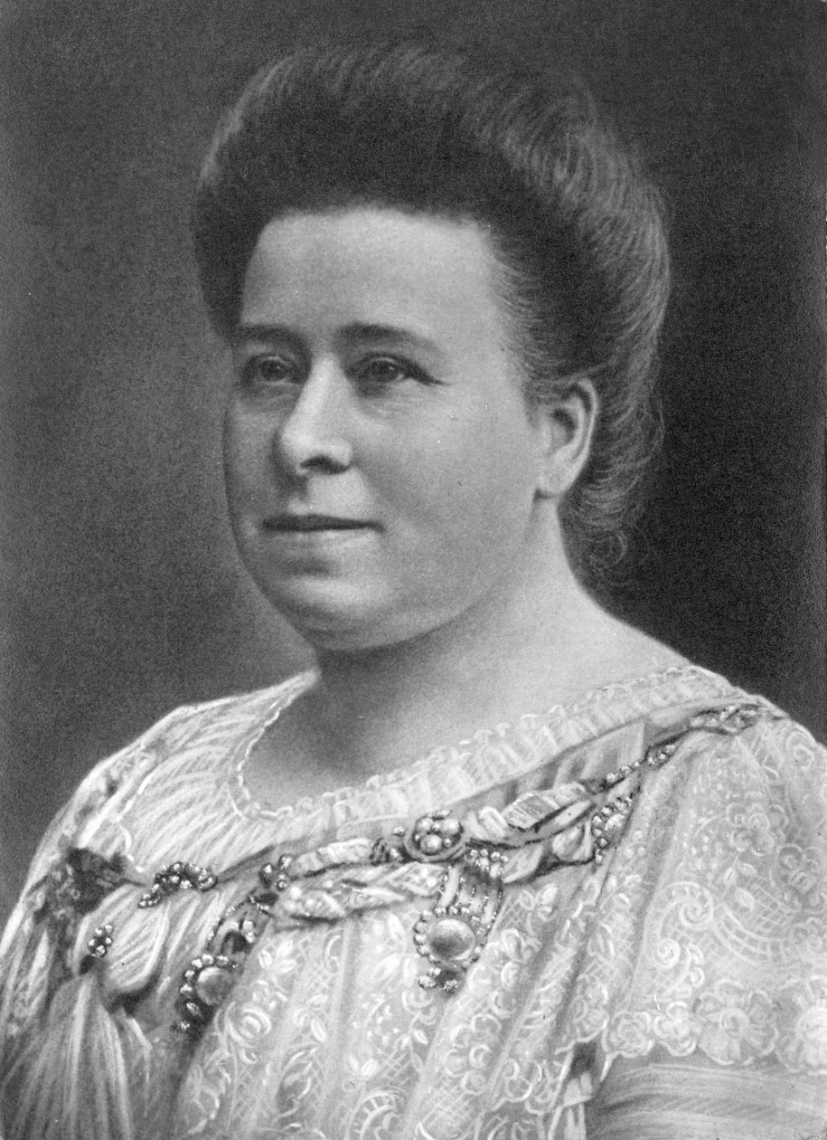 Portrett av kvinne muligens Walter Nurnbergs bestemor, Tyskland 1910 NURNBERG FAMILIEFOTOGRAFIER: 12x17cm, studioportrett retusjert av kvinnen muligens Nurnbergs bestemor C1910 Fotografi av Walter Nurnberg (1907-1991) som forvandlet industrifoto av Unbekannt