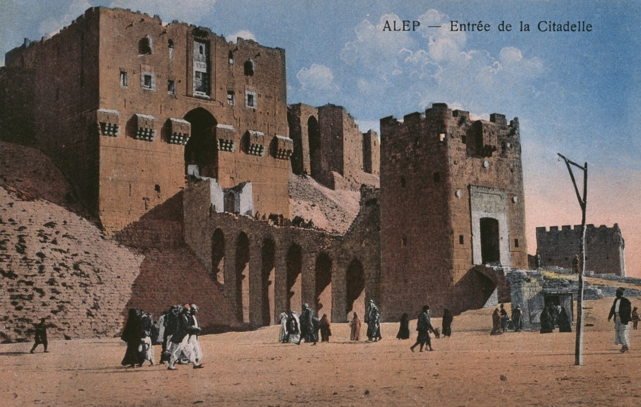 Postkort som viser Citadel-inngangen i Aleppo, ca. 1920 (fargefotolito) av Unbekannt