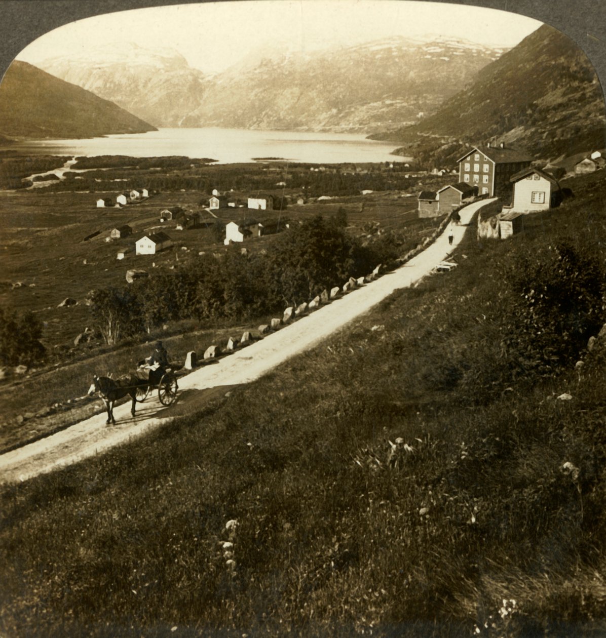 Vakker landsby med fjellvegger og Roldalssjøen, på det robuste Vestlandet, ca 1905. av Unbekannt
