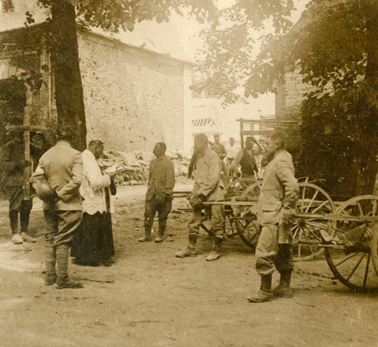 Prest sier messe i friluft, c1914-c1918 av Unbekannt