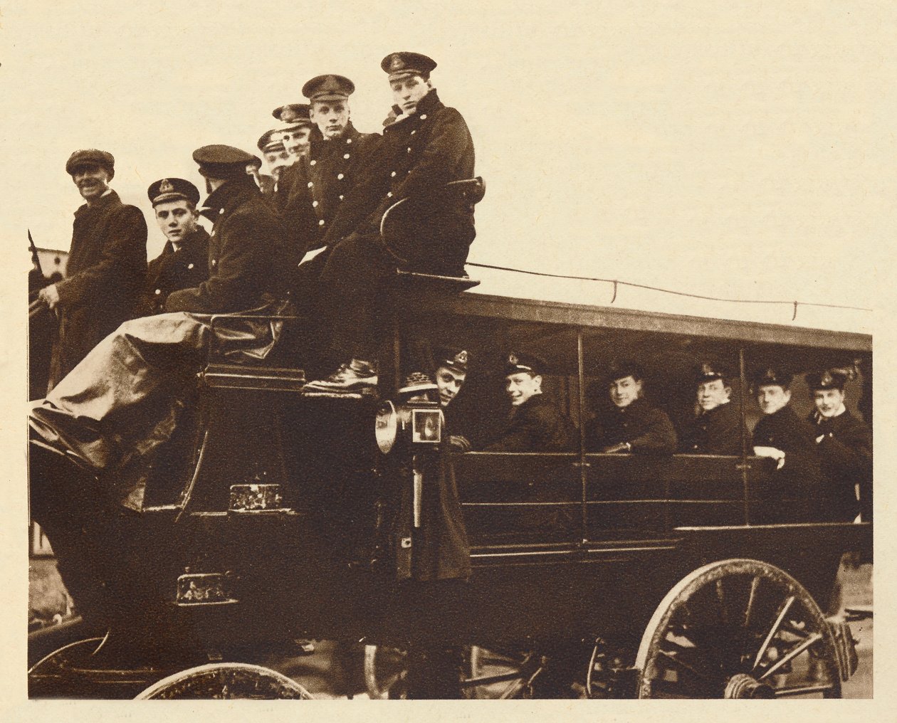 Prins Albert, ankommer Devonport for å gå ombord på krysseren Cumberland, 1913, 1937 av Unbekannt