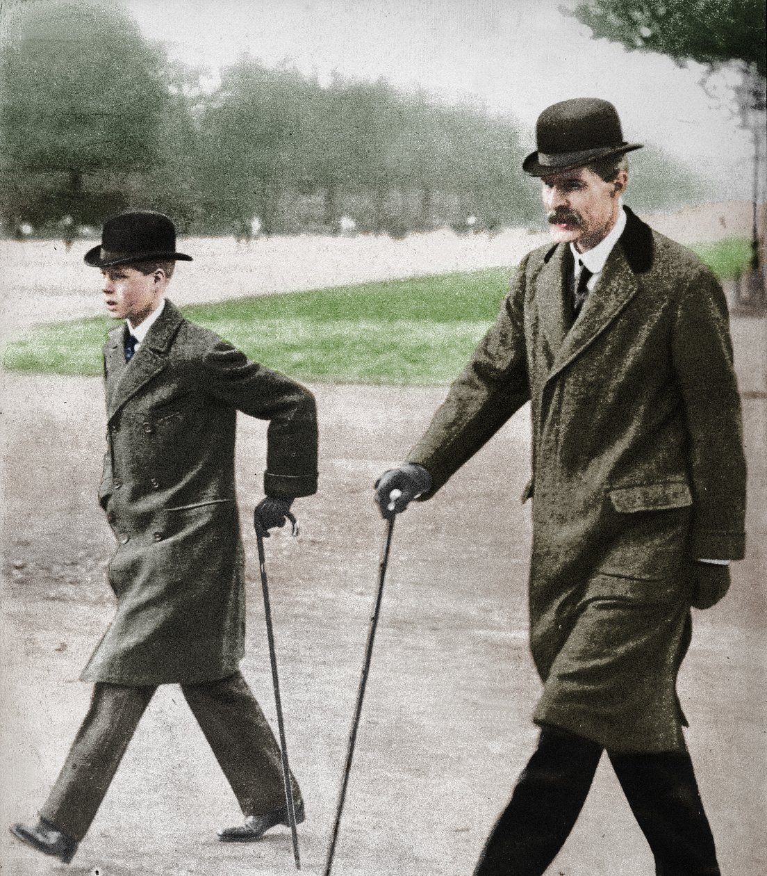 Prins Edward gikk sammen med HP Hansell, hans lærer, i Auteuil, Frankrike, 1912 1936. av Unbekannt