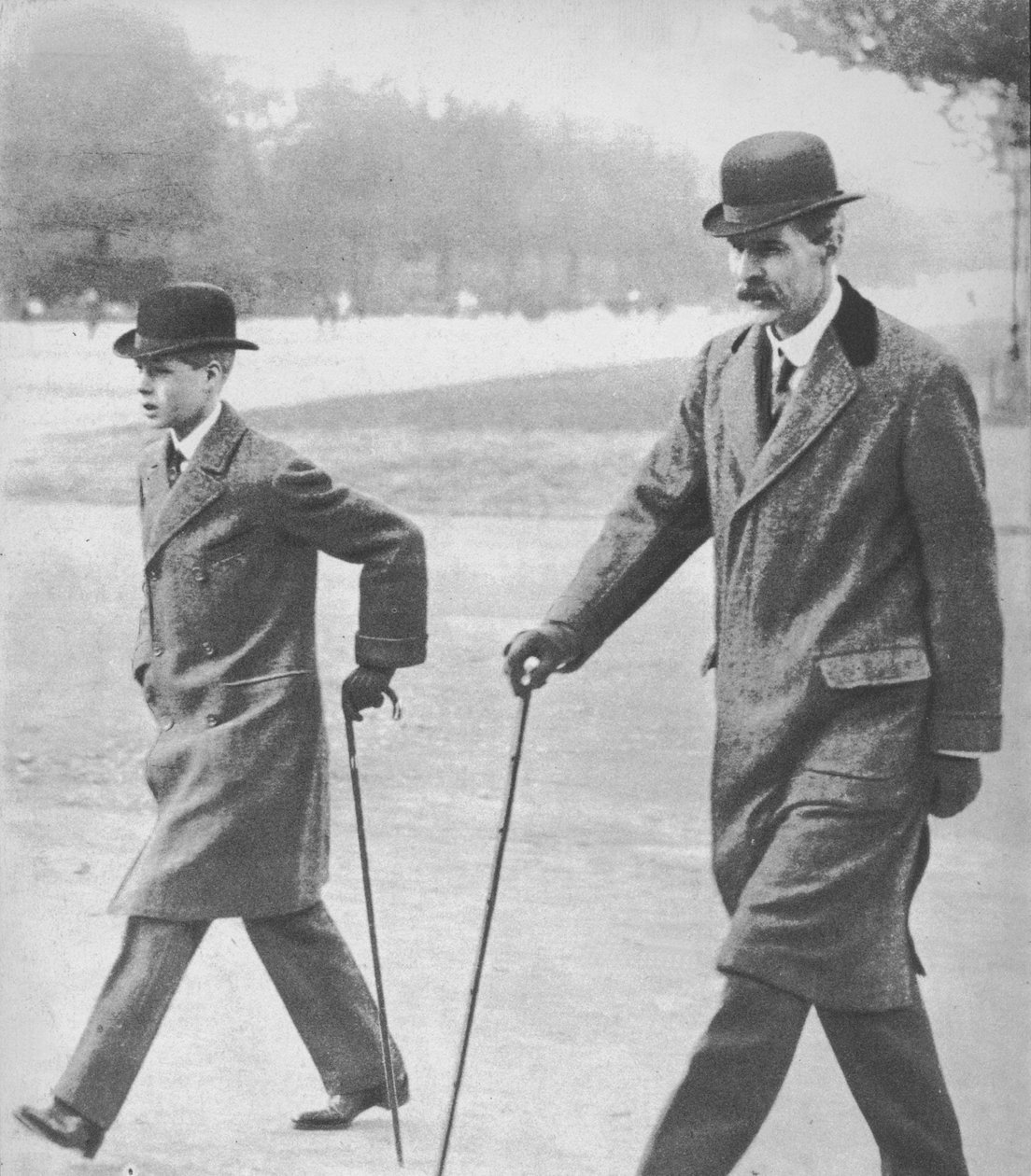 Prins Edward gikk sammen med HP Hansell, hans lærer, i Auteuil, Frankrike, 1912 1936. av Unbekannt