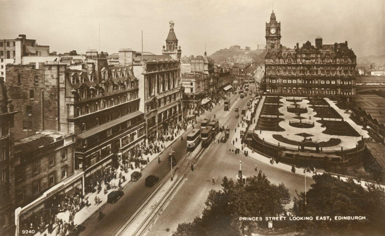 Princes Street Looking East, Edinburgh, ca 1920-tallet. av Unbekannt