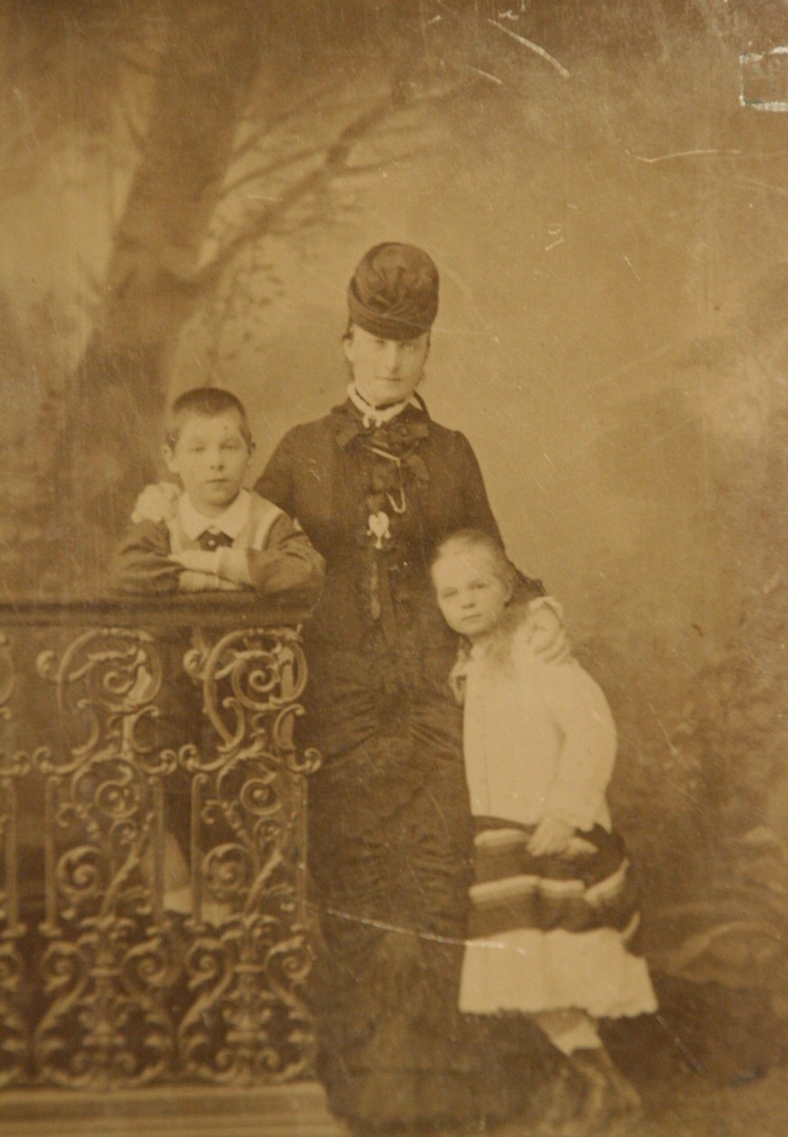 Prinsesse Ekaterina Mikhailovna Yurievskaya med barna Georgy og Olga, slutten av 1870-årene-begynnelsen av 1880-årene. av Unbekannt