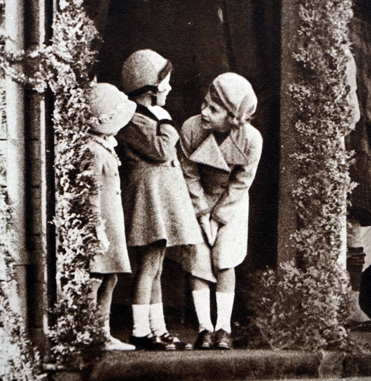 Prinsesse Elizabeth, prinsesse Margaret og deres kusine, Margaret Elphinstone, under Royal Highland Society i Princess Royal Park (s/hv-bilde) av Unbekannt
