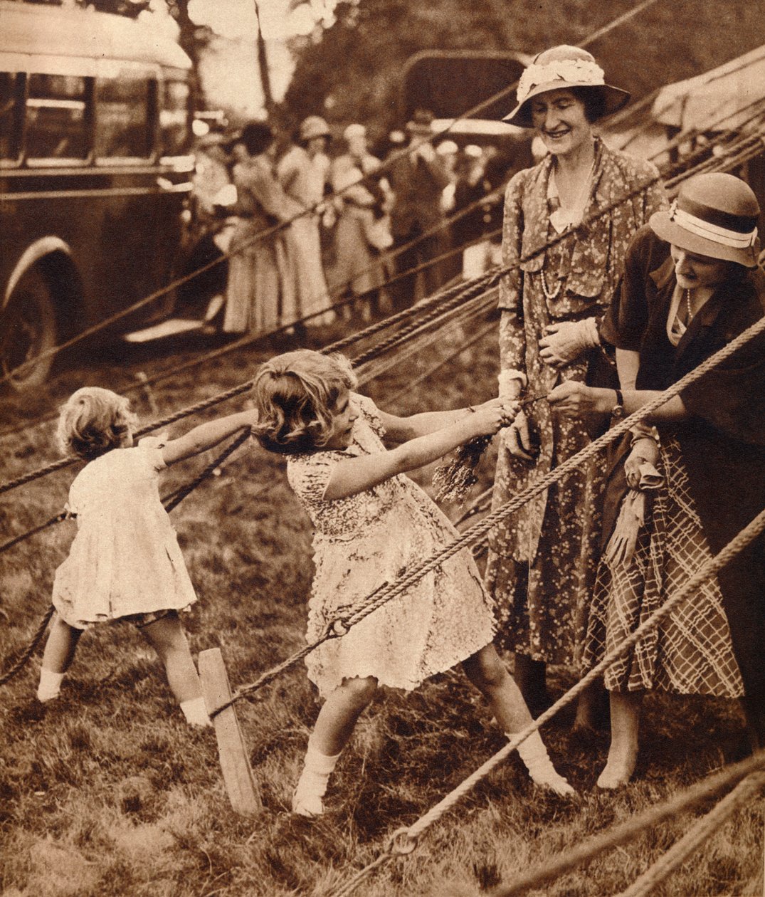 Prinsesse Elizabeth og prinsesse Margaret strekker seg, 1930-tallet 1935 av Unbekannt