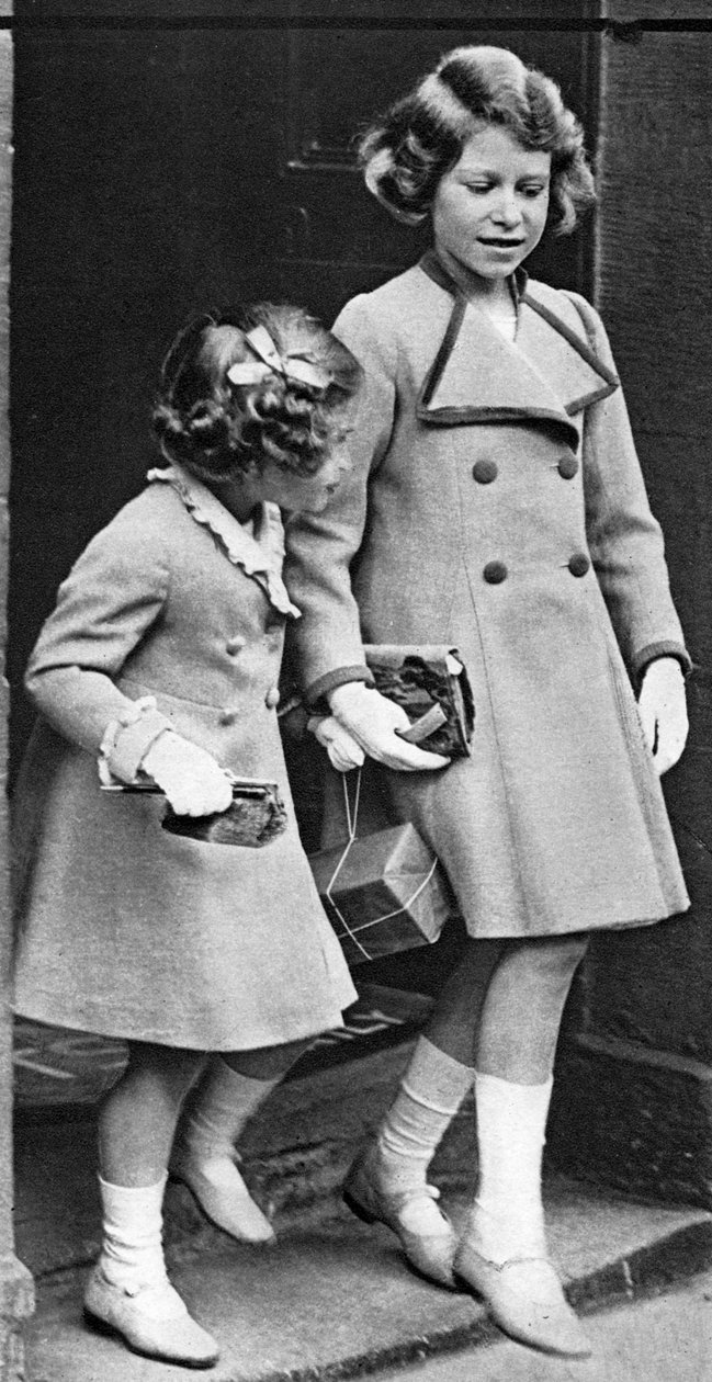 Prinsesse Elizabeth og søsteren hennes, c1936 av Unbekannt