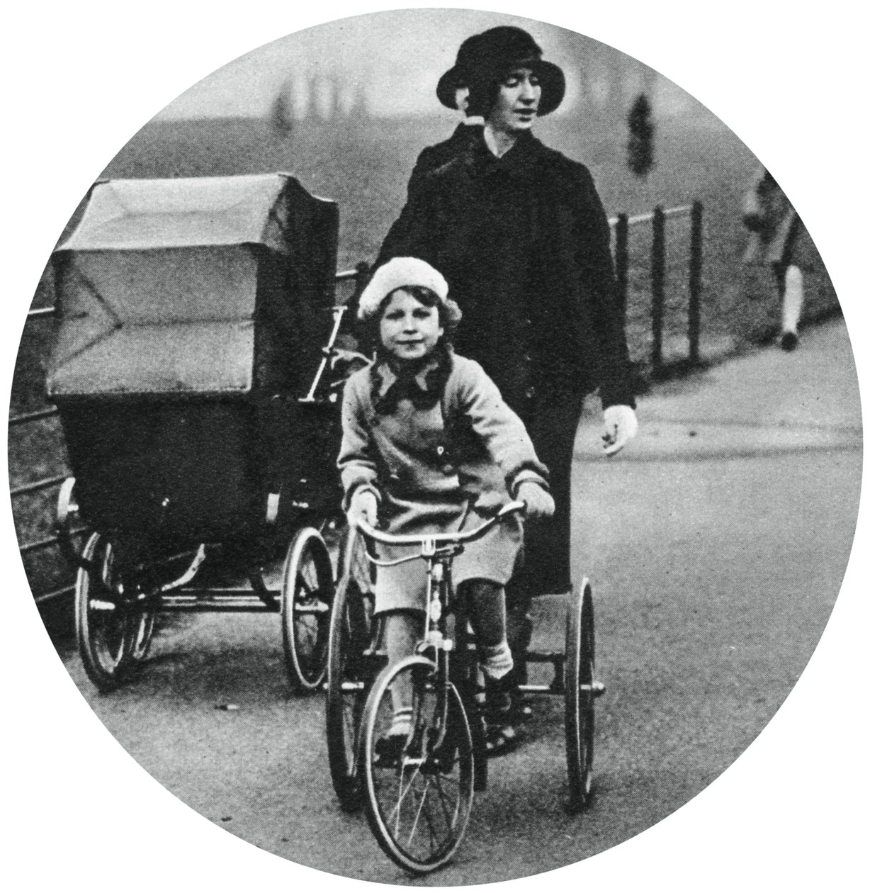 Prinsesse Elizabeth på trehjulssykkel, mars 1932, 1937 av Unbekannt
