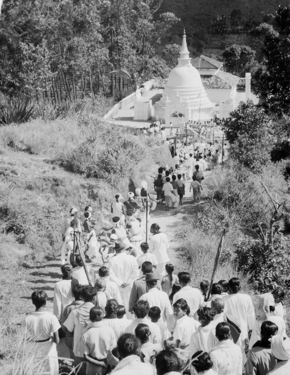 Prosesjon til et buddhistisk tempel, Diyatalawa, Ceylon, c1945 av Unbekannt