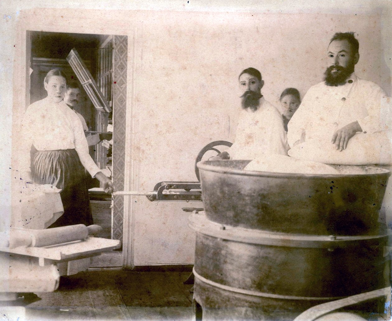 Produksjon av mineralvannskake, Yessentuki, Russland, 1900-tallet. av Unbekannt