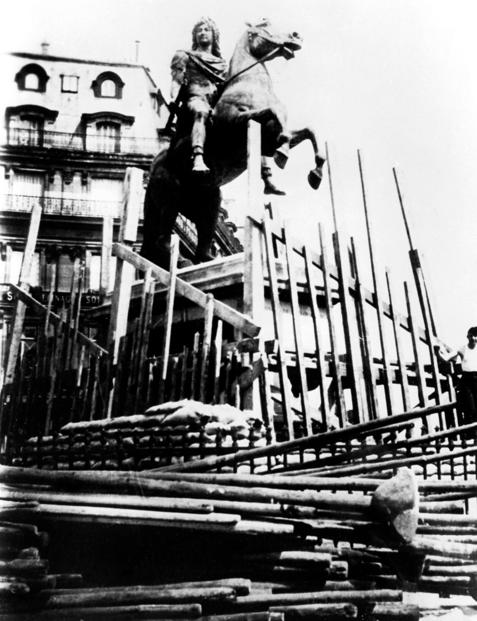 Beskyttende tiltak for statuen av Louis XIV, Paris, 1940 av Unbekannt