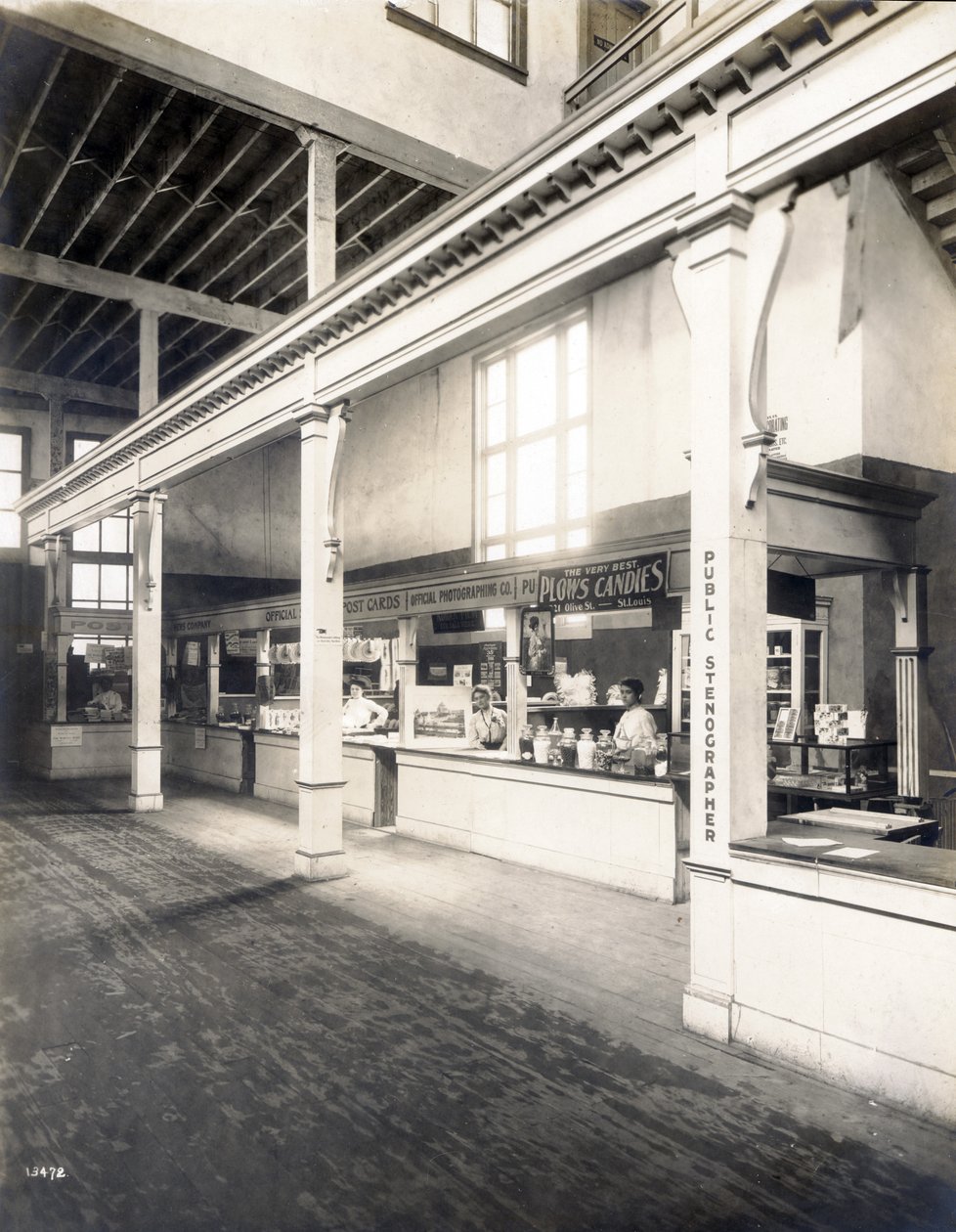 Offentlig bekvemmelighetsstand, med postkort, godteri og offentlige stenografboder i Palace of Manufactures på verdensutstillingen 1904 av Unbekannt
