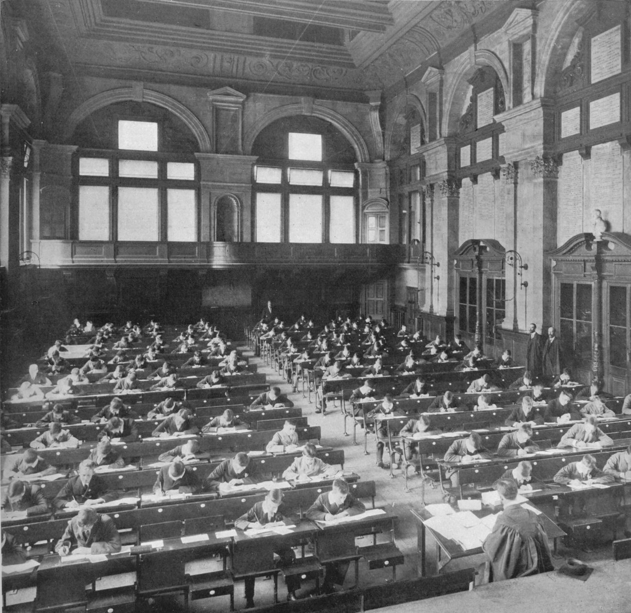 Elever som går til eksamen ved City of London School, c1903 1903 av Unbekannt