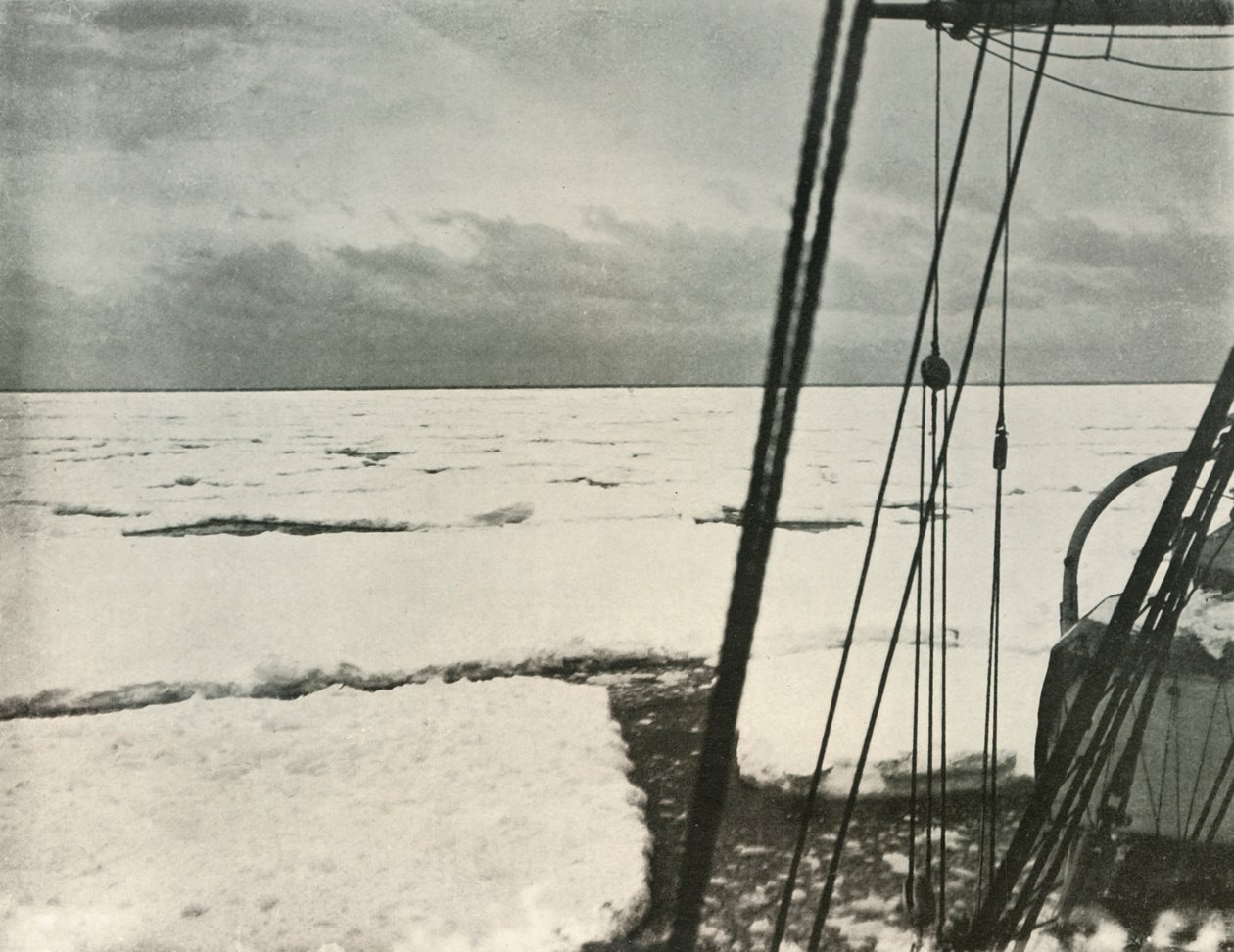 Å presse gjennom tunge isflak i Rosshavet, c1908, 1909. av Unbekannt