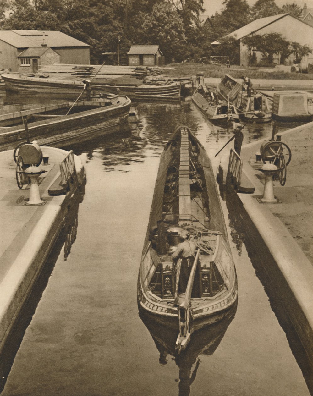 Å skyve en apebåt gjennom slusen i Brentford, c1935. av Unbekannt