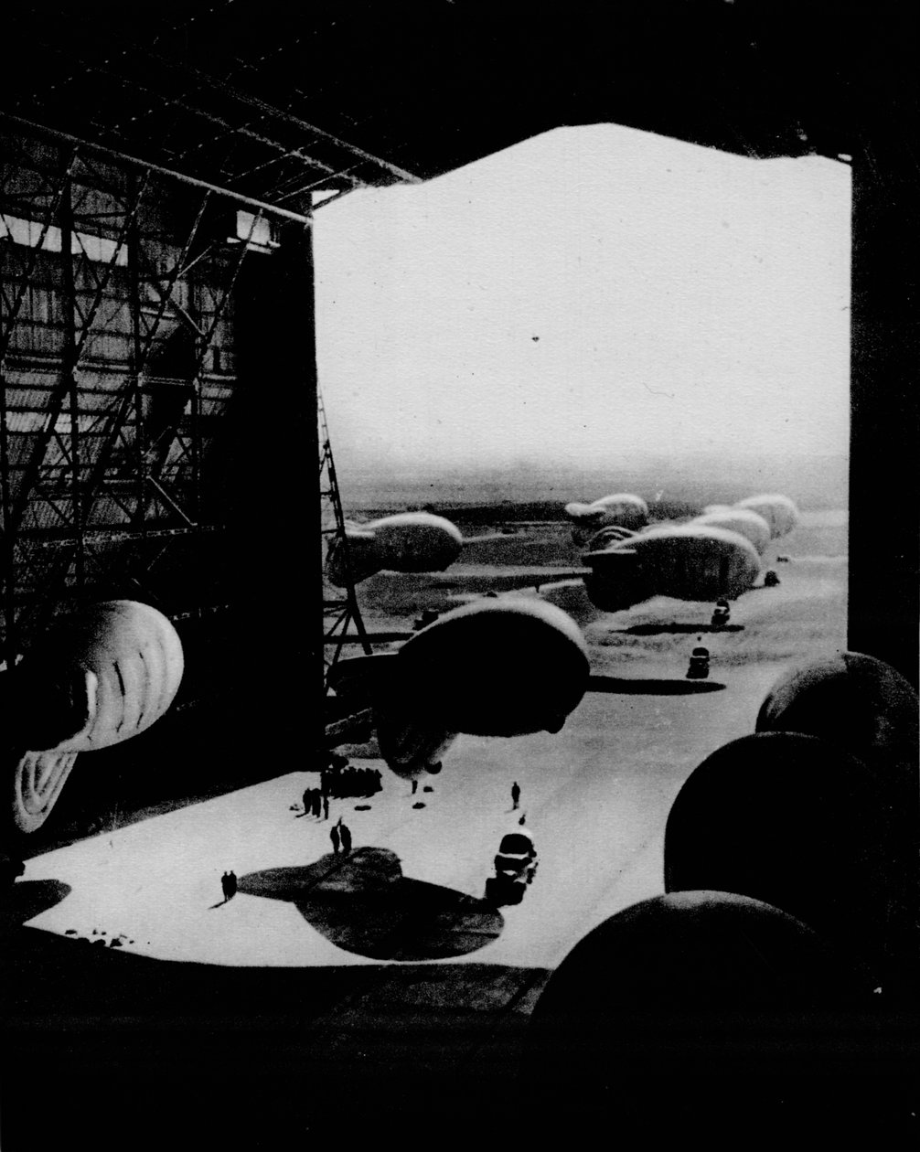 Sette sperreballonger i en hangar, 1943 av Unbekannt