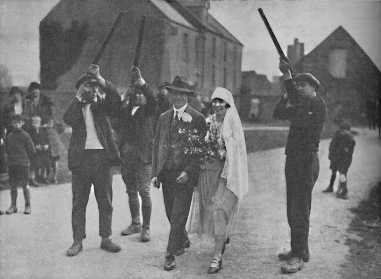 Sjarmerende hedensk overtro som fortsatt overlever på Holy Island, c1935 av Unbekannt