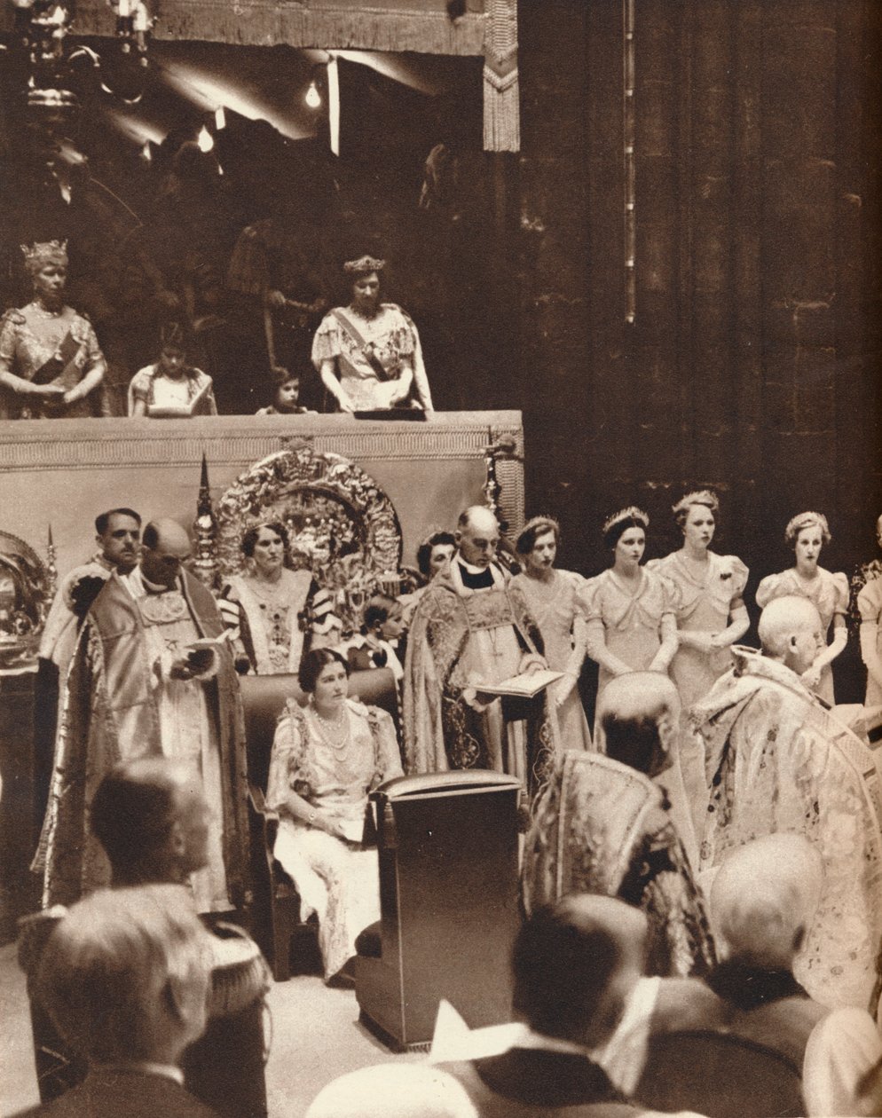 Dronning Elizabeth ser på når mannen hennes blir kronet på kroningsdagen, 1937 av Unbekannt