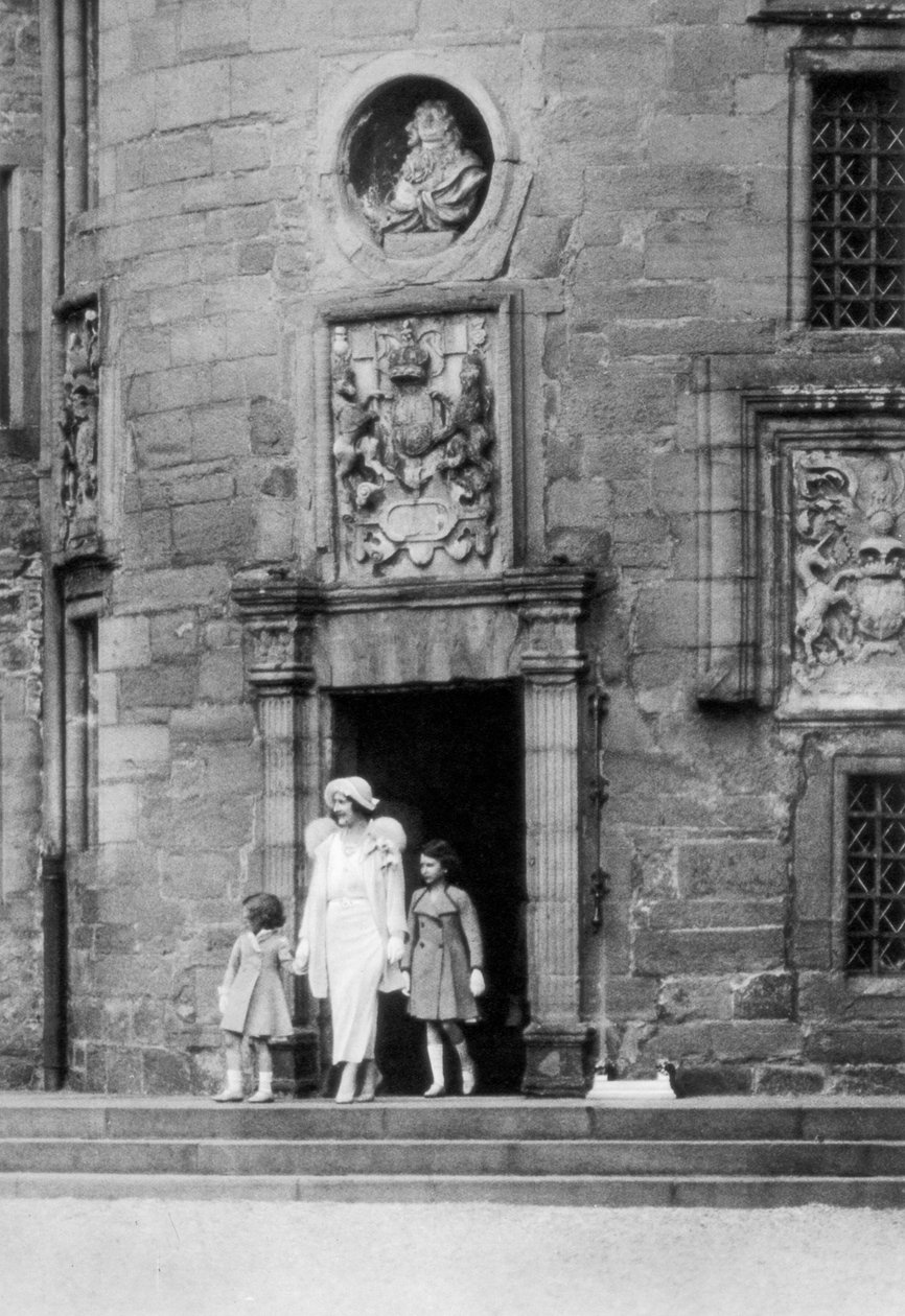Dronning Elizabeth med prinsessene Elizabeth og Margaret Rose, Glamis Castle, Skottland, 1937 av Unbekannt
