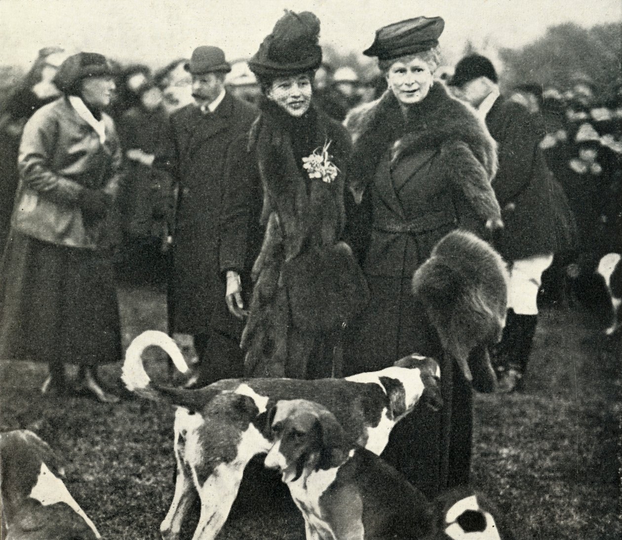 Dronning Mary og dronning Alexandra på et møte i West Norfolk Hunt i 1920, 1951. av Unbekannt