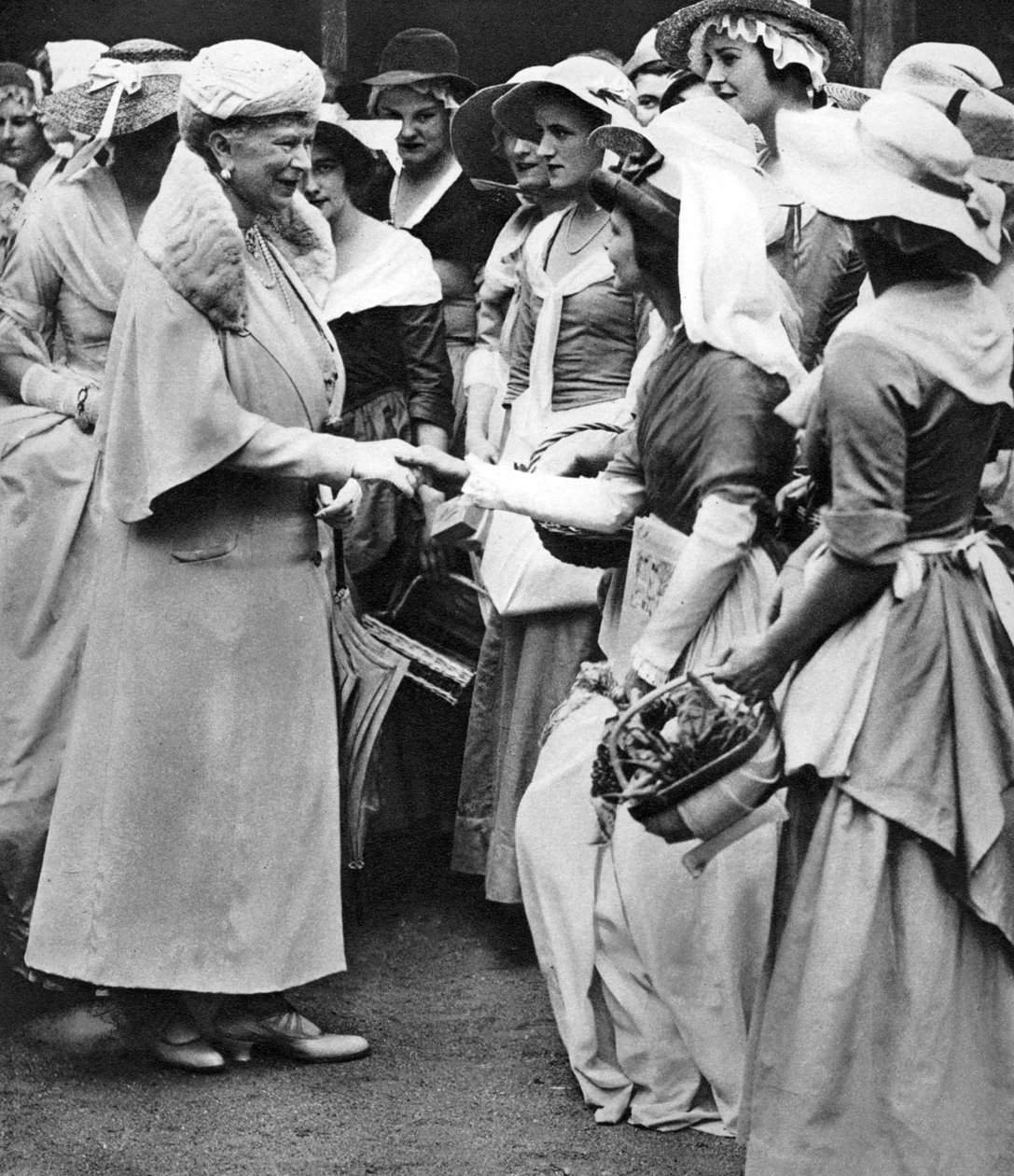 Queen Mary på det gamle Westminster-markedet og messen i Deans Yard, Westminster, c1936 av Unbekannt