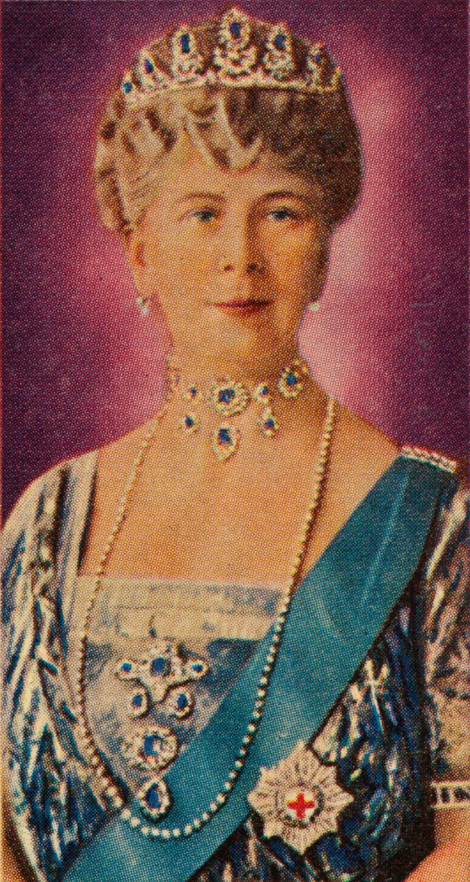 Queen Mary, konsort av kong George V, i hoffdrakt, 1935 av Unbekannt