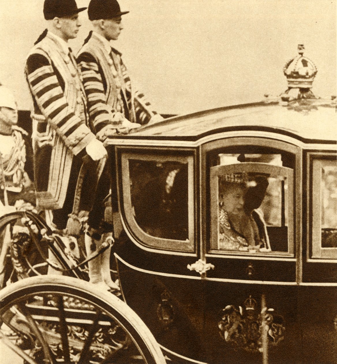 Dronning Mary, i sin vogn av glass, akkompagnert av Dronning Maud av Norge, 1937 av Unbekannt