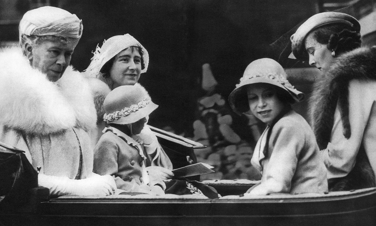 Queen Mary med sin svigerdatter og barnebarn, 1936 av Unbekannt