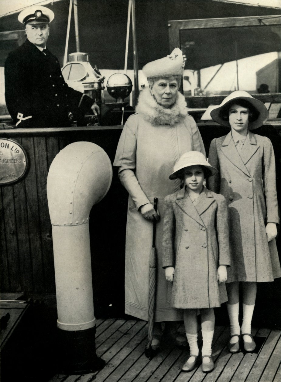 Queen Mary med sine barnebarn, 1930-tallet, 1951. av Unbekannt