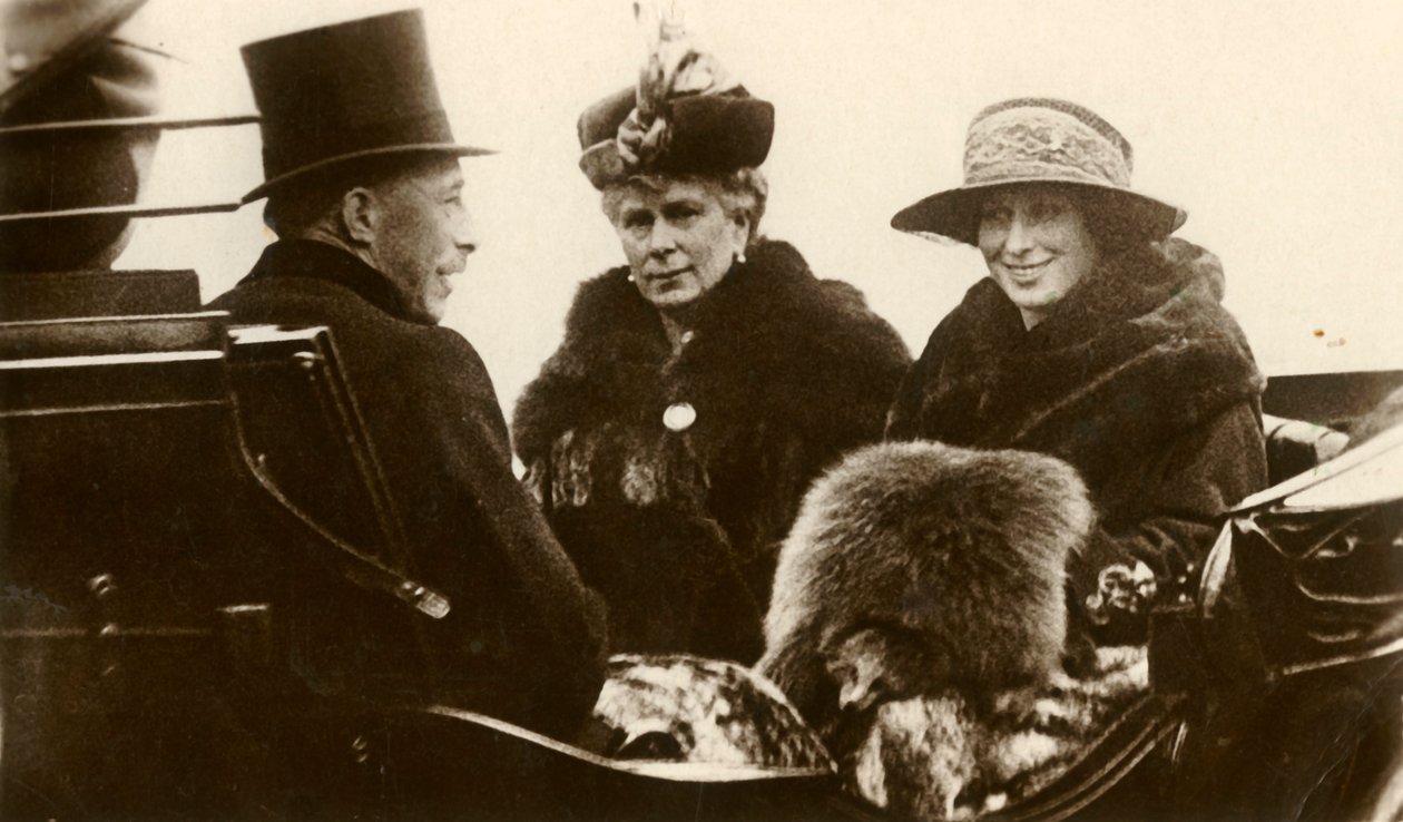 Queen Mary med Princess Royal og Viscount Lascelles, 1923. av Unbekannt