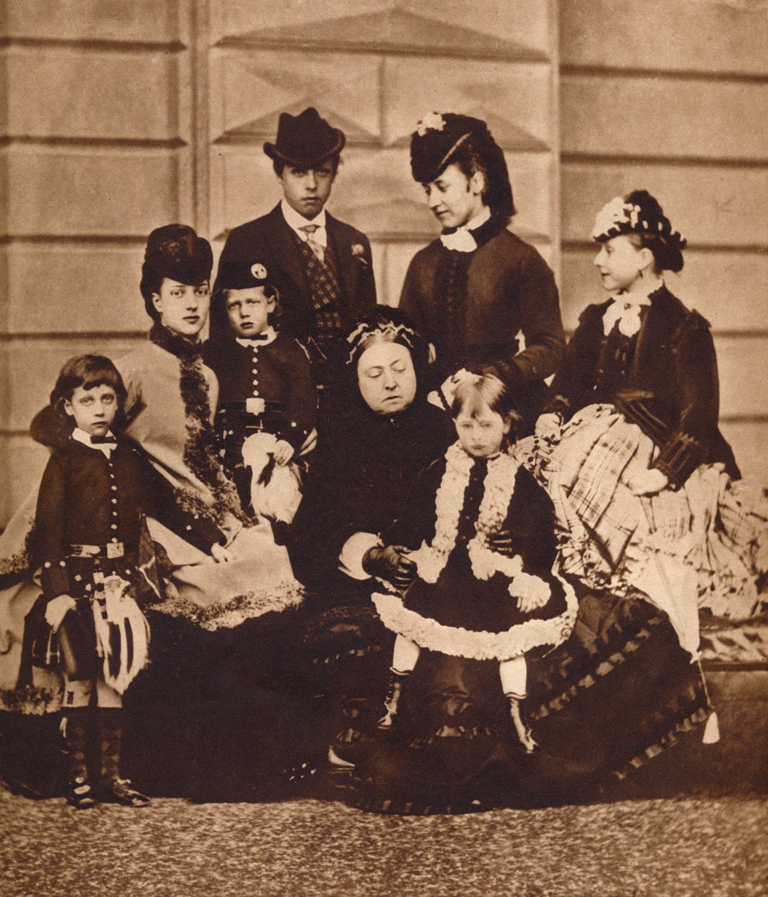 Dronning Victoria med sin svigerdatter og barnebarn, c1880 1935 av Unbekannt