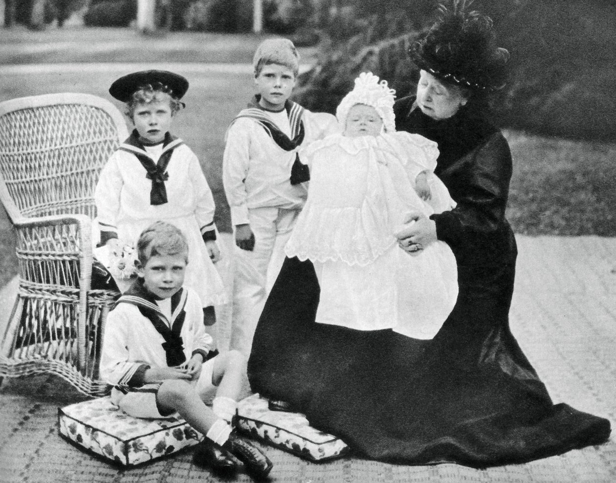 Dronning Victoria med sine oldebarn i Osborne House, Isle of Wight, 1900 av Unbekannt