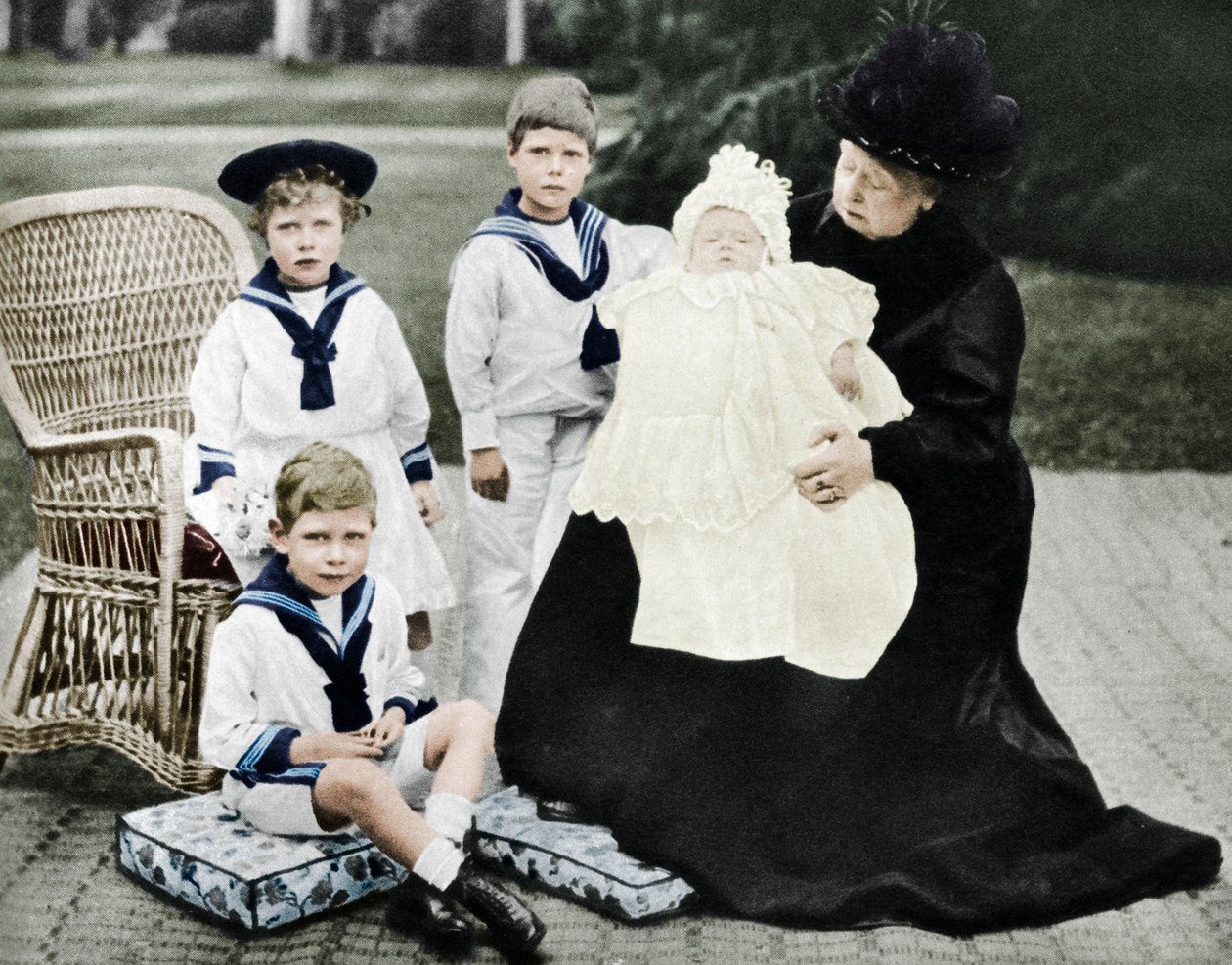 Dronning Victoria med sine oldebarn i Osborne House, Isle of Wight, 1900 av Unbekannt