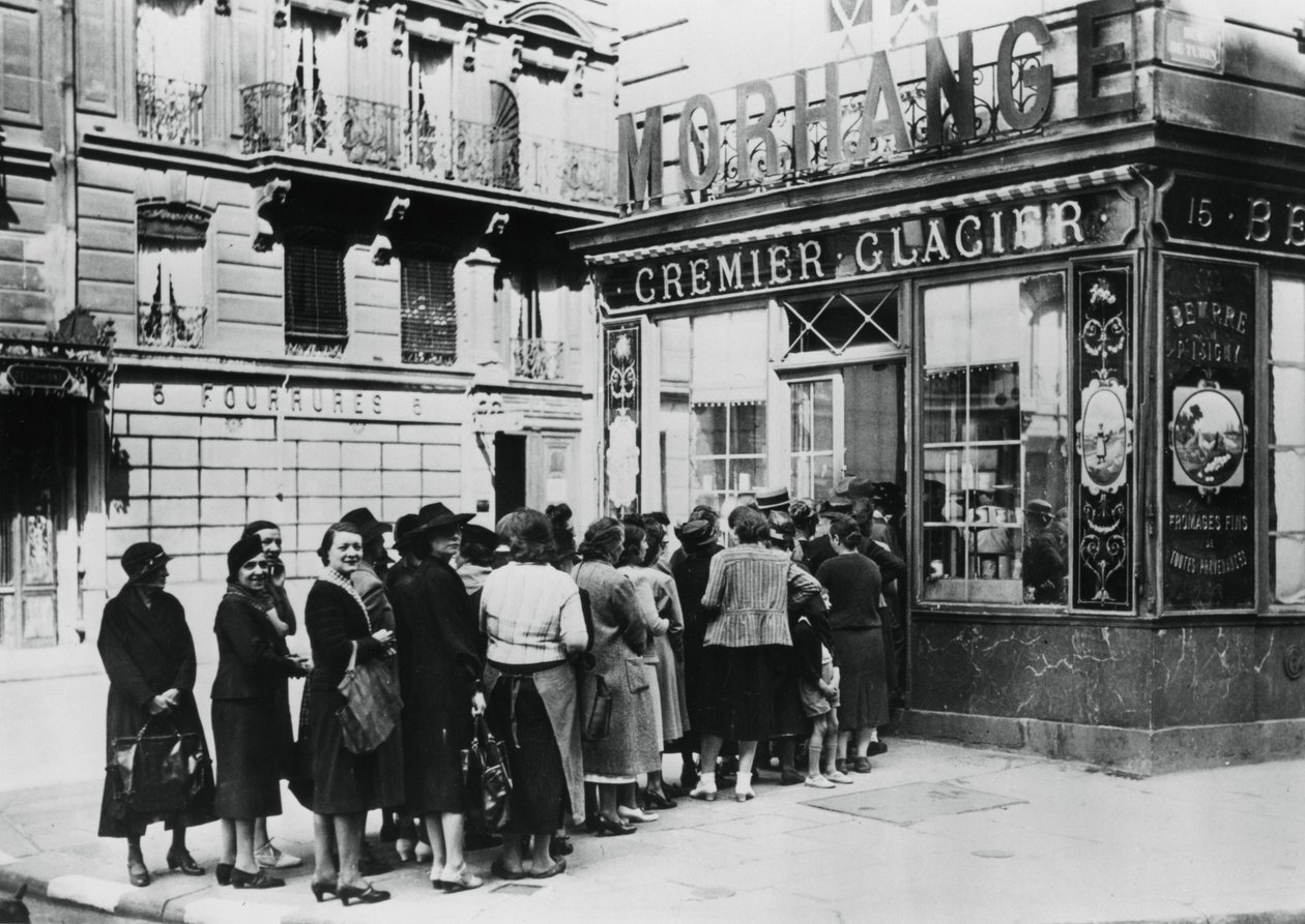Kø av kvinner utenfor en meieributikk, tysk-okkuperte Paris, 28. juni 1940 av Unbekannt