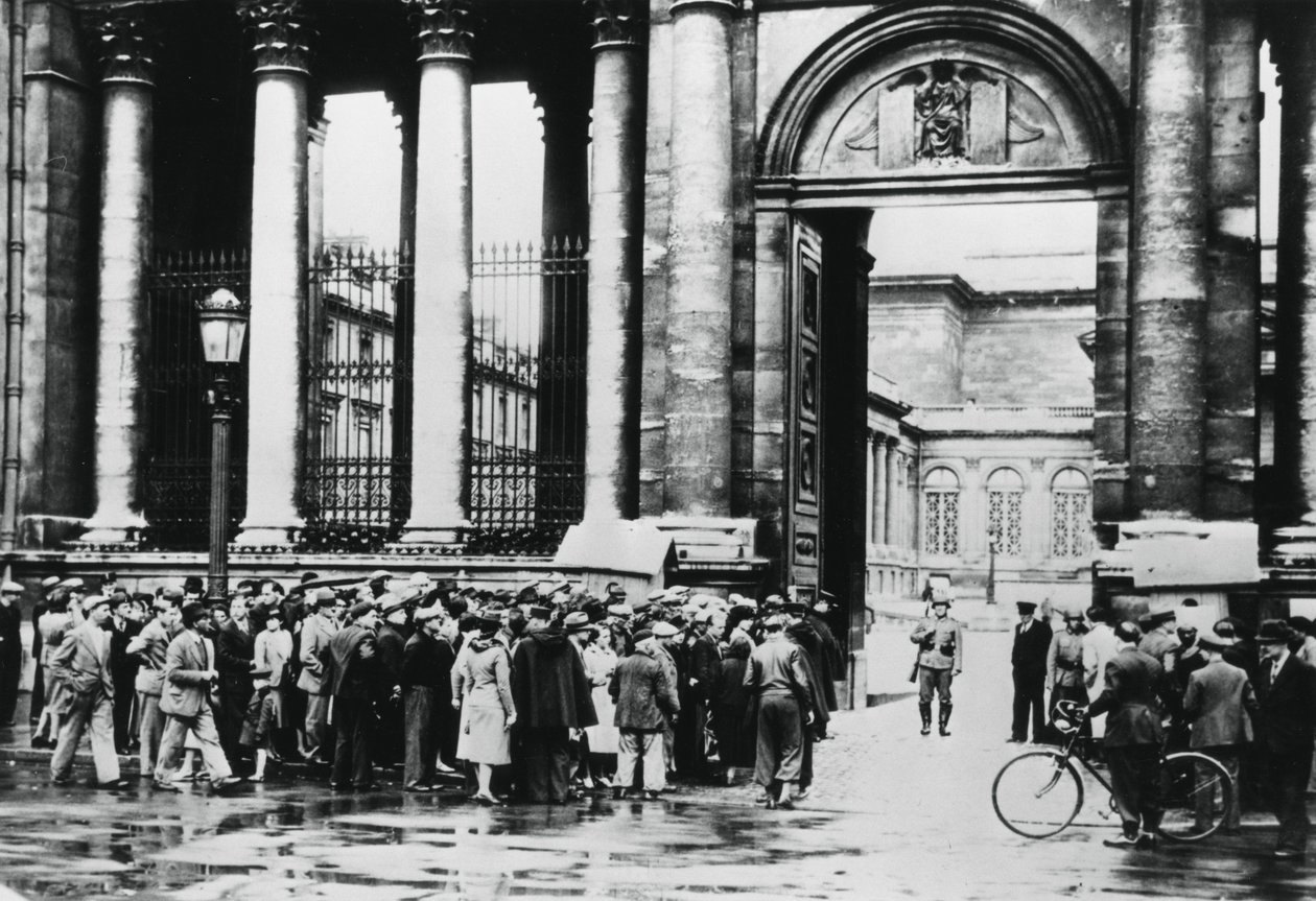 Kø utenfor Bureau of Information for sivile i Chamber of Deputies, Paris, juli 1940 av Unbekannt