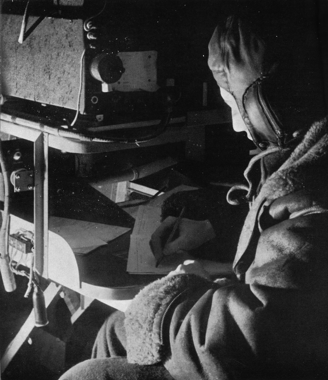 RAF Coastal Command-radiooperatør om bord på flyet hans, c1940 1943 av Unbekannt