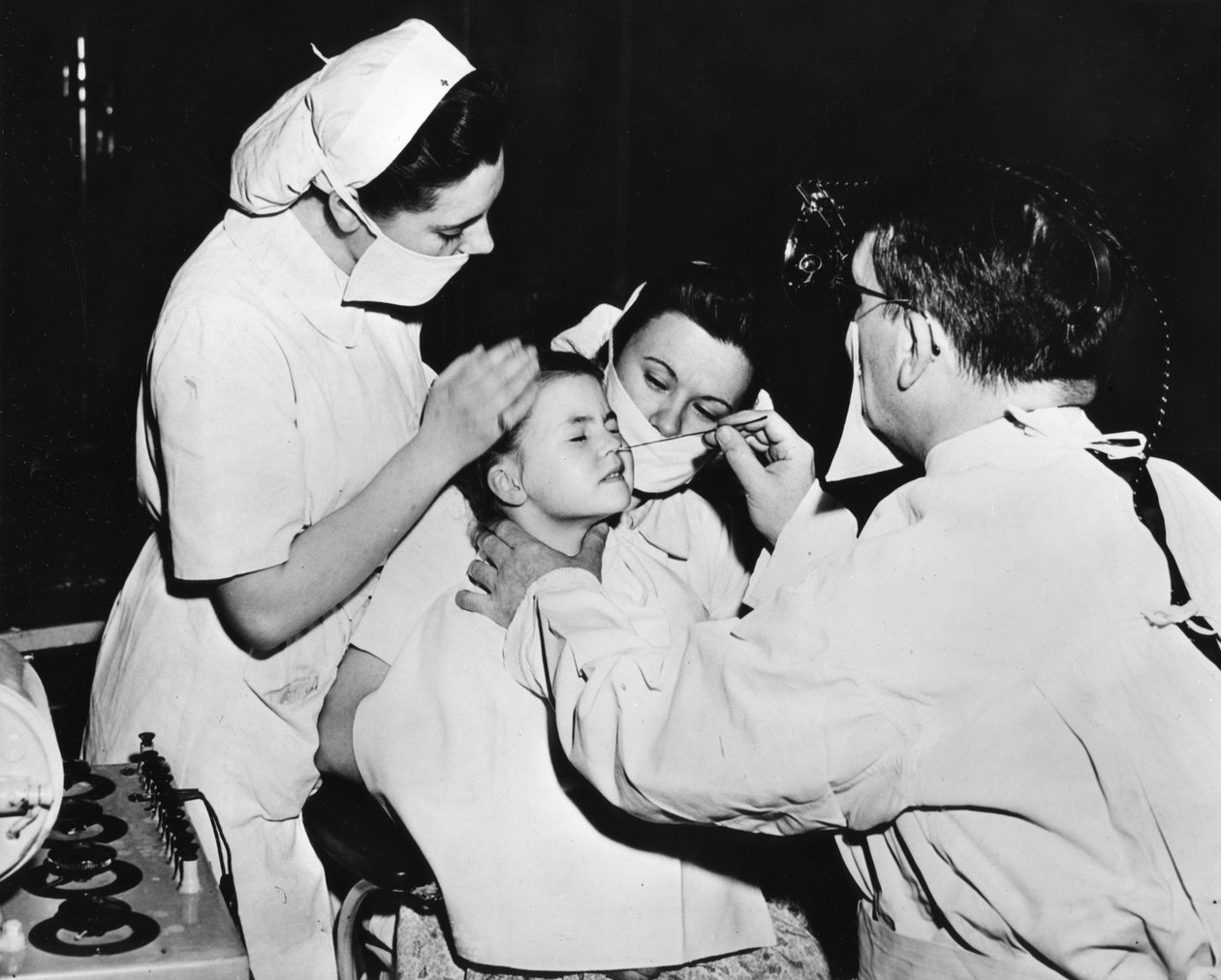Radiumbehandling for å kurere en neseinfeksjon, Frankrike, c1947-1951 av Unbekannt